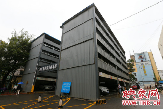 目前，市區(qū)內(nèi)的停車場數(shù)量還不能滿足廣大市民的需求。