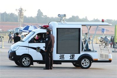 國慶節(jié)將至，昨日，天安門廣場增設新型巡邏車。該車配有遠射燈、顯示大屏、車頂攝像頭等設備。圖/CFP