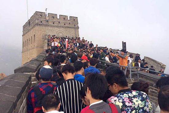 北京八達嶺長城，游客在長城上艱難移動。