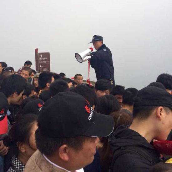 八達嶺長城上保安在維持秩序。