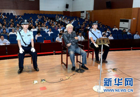 9月29日，方廣云在庭審現(xiàn)場(chǎng)。當(dāng)日，“合肥房叔”腐敗窩案核心人物方廣云在安徽省廬江縣出庭受審。 新華社記者 郭晨 攝
