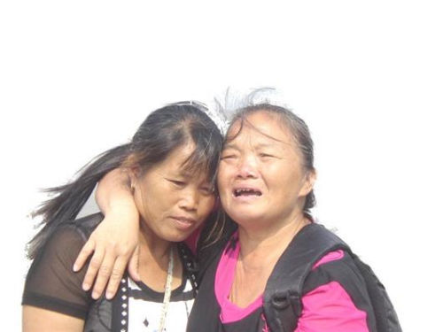 見到救命恩人魏冬桂（左），沈愛蘭十分激動(dòng)