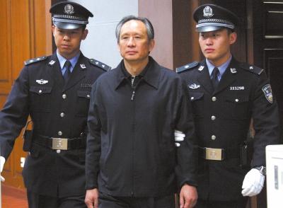 昨天，被告人張曙光在法庭上聽取宣判。新華社發(fā)