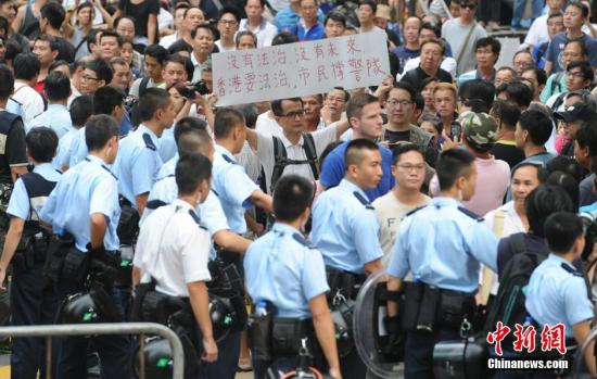 10月22日，有反對(duì)“占中”的市民前往旺角的非法占領(lǐng)區(qū)展示橫額，支持香港警隊(duì)。中新社發(fā) 譚達(dá)明 攝