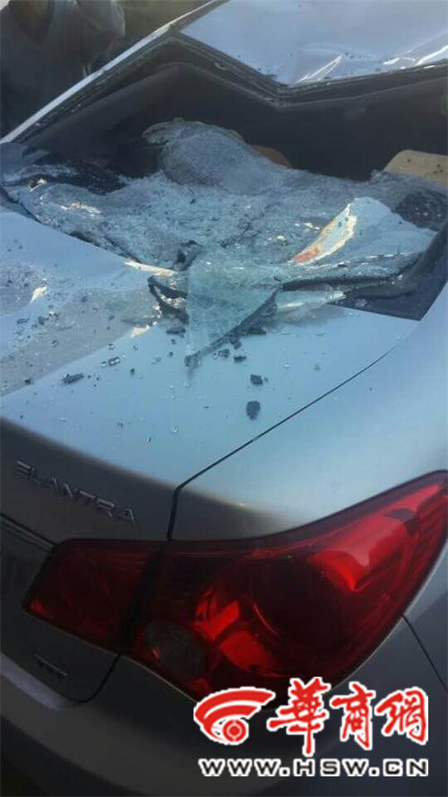 事發(fā)現(xiàn)場一輛伊蘭特轎車后擋風(fēng)玻璃破碎，車頂被砸出坑。記者 祁銘 攝