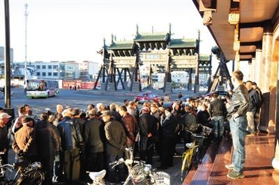 11月3日，大同市四牌樓附近，耿彥波“粉絲團(tuán)”在聚眾討論。