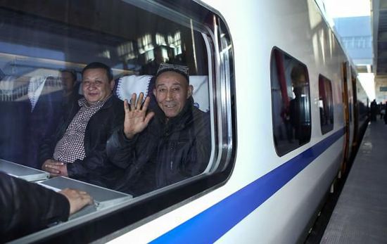 11月16日，旅客乘坐從烏魯木齊南站首發(fā)的D8602次列車。