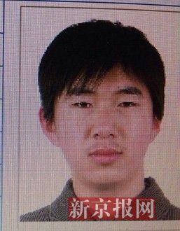 犯罪嫌疑人李小龍，27歲，唐山樂亭人。村干部說李小龍經(jīng)常把自己關(guān)在家里