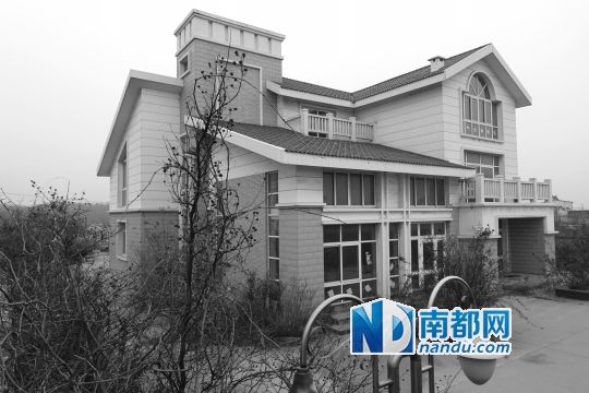 　馬超群在赤土山村村委會旁的別墅，就是以“自來水維護站”的名義拿的地。