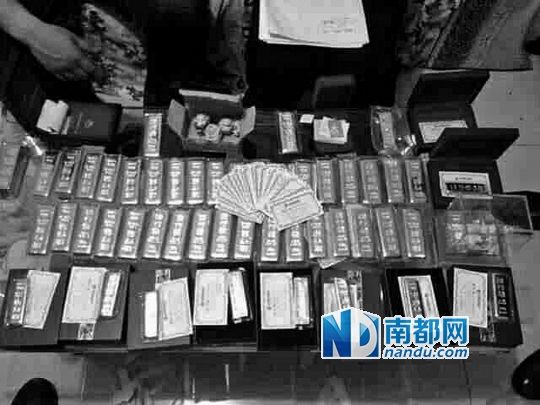 　馬超群家中金條清點現(xiàn)場。