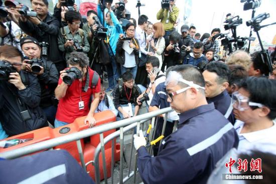 11月18日上午，香港法庭頒令執(zhí)達(dá)主任展開清除在金鐘中信大廈外的障礙物，先后清理了龍匯道上的鐵馬，警