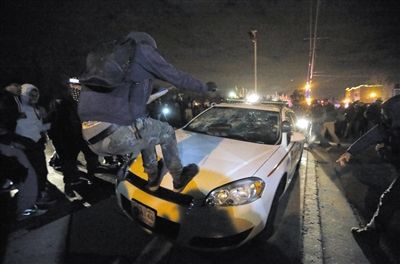 11月24日，圣路易斯市，示威者得知涉案警察被免予起訴消息后表達(dá)不滿?！? width=