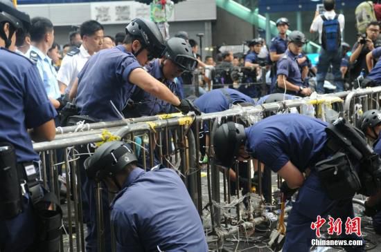 11月26日，香港法庭執(zhí)達(dá)主任在旺角彌敦道執(zhí)行禁制令，清除非法障礙物，后因受阻而要求警方協(xié)助執(zhí)行。