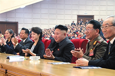 　5月19日，金正恩和夫人李雪主觀看演出，金與正（左一）坐在金正恩右邊第三個位置。