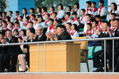 5月2日，金正恩與金與正（前排左二）一起觀看比賽。