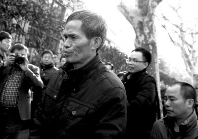 被告人林森浩的父親林尊耀準(zhǔn)備進(jìn)入法院。