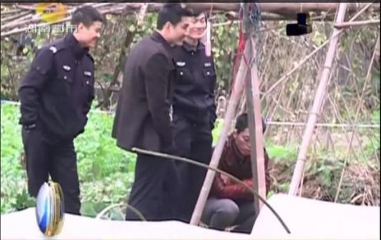一個見習警官，一個二級警司，和一個便衣人員站在菜地里笑。