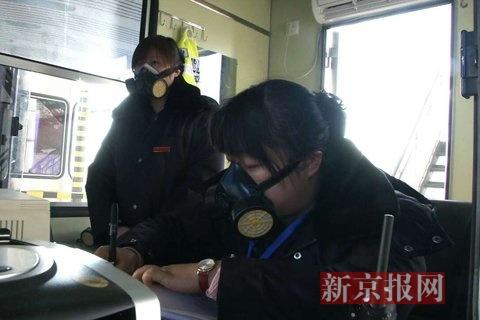 收費(fèi)員戴防毒面具上班。當(dāng)?shù)鼐W(wǎng)友供圖