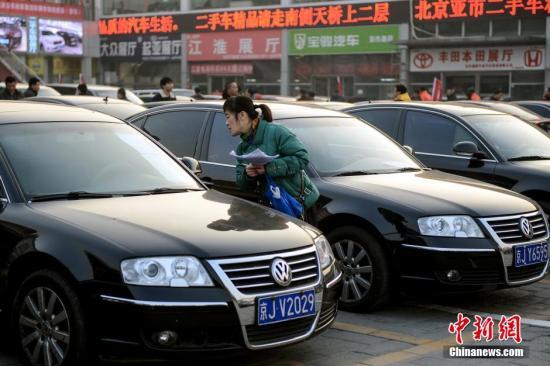 1月23日，北京亞運(yùn)村汽車交易市場中拓拍賣停車場上人頭攢動(dòng)。