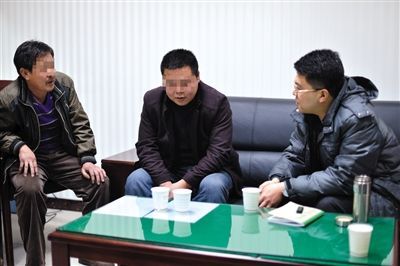 1月7日，陜西省榆林市，國(guó)家信訪局第五督查組成員王治鐸（右一）與兩名信訪人約談。 楊凱 攝