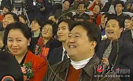該名男子連續(xù)多年在春節(jié)晚會中出現(xiàn)，被網(wǎng)友稱為“十年最牛笑臉哥”。