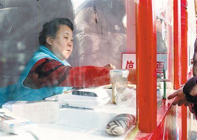 龍?zhí)稄R會售票員呂秀珍。新京報記者