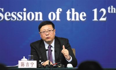 昨日，十二屆全國人大三次會議新聞中心，環(huán)保部部長陳吉寧回答中外記者提問。新京報記者 陳杰 攝