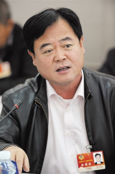 　政協(xié)委員、中國通用技術(shù)集團董事長賀同新稱，按照2014年的數(shù)字，他的薪水下降了近50%。圖/CFP