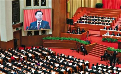 十二屆全國(guó)人大三次會(huì)議舉行第二次全體會(huì)議，全國(guó)人大常委會(huì)委員長(zhǎng)張德江作全國(guó)人大常委會(huì)工作報(bào)告。