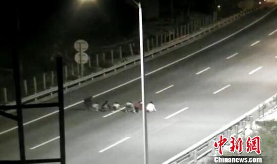 孩子們將高速公路當(dāng)成跑道賽跑?！【焦﹫D　攝