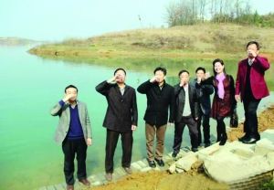 活動(dòng)儀式現(xiàn)場，一眾人舀起漳河水直接喝下