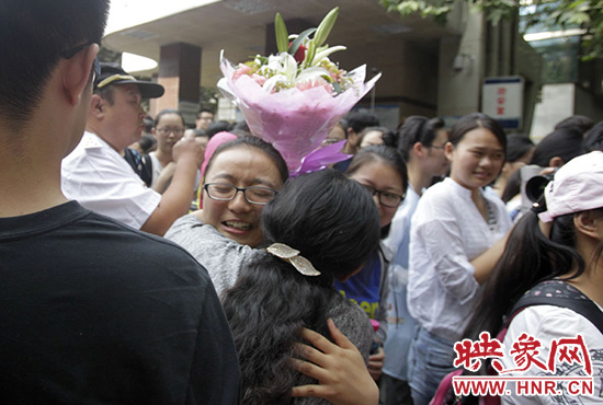 沖向你，給你一個深情的擁抱。