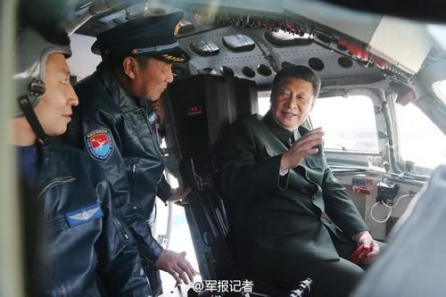 2015年2月16日，習近平登上戰(zhàn)機，坐進駕駛艙，了解裝備性能，體驗操作使用。
