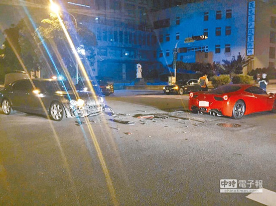 圖為車號8889的法拉利（右）和車號9888的賓利車（左）發(fā)生擦撞，法拉利車身嚴重損毀。