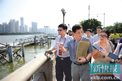 人大代表們?cè)谥榻叕F(xiàn)場(chǎng)調(diào)研。