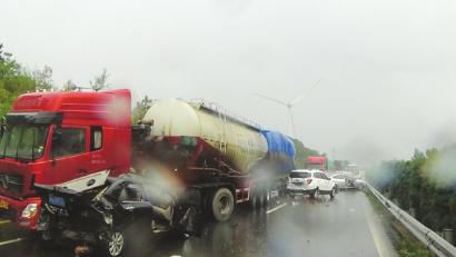 西攀高速公路追尾事故現(xiàn)場。