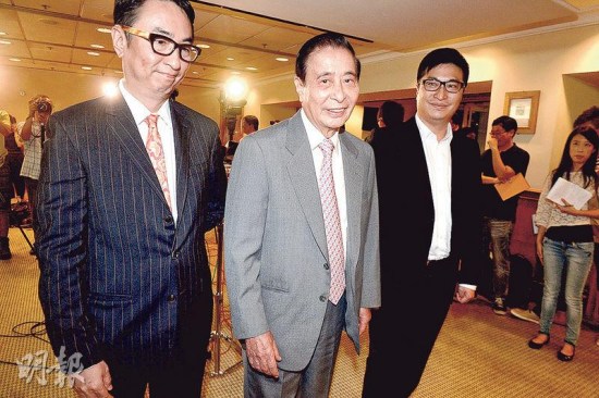 四叔李兆基（中）、長子李家杰（左）及次子李家誠