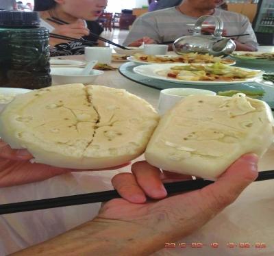 在參加山西游行程中，體驗員發(fā)現(xiàn)團餐中的饅頭已經(jīng)發(fā)霉。視頻截圖