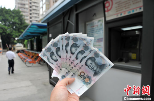 “如果是千元左右的跨行轉(zhuǎn)賬，都會先充值到支付寶，然后再轉(zhuǎn)到相應(yīng)銀行賬戶中”，肩負3000多元月供的北京白領(lǐng)小李告訴中新網(wǎng)記者，這樣操作起來方便、省時，還免去下載好幾個銀行客戶端的麻煩。