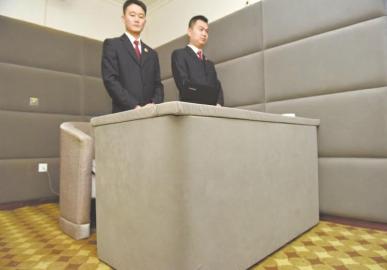 審訊室、居住室內(nèi)的桌椅板凳都進(jìn)行了軟包。