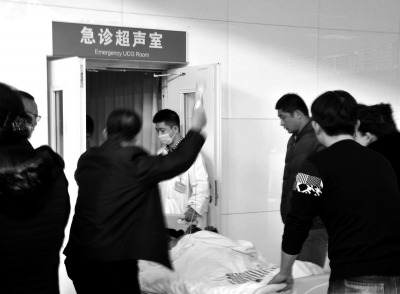 在寧夏醫(yī)科大學(xué)總醫(yī)院，一名傷者被緊急送往超聲室檢查。
