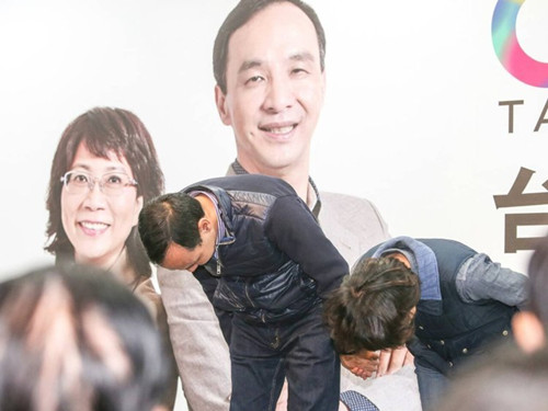 國民黨明天下午將召開臨時中常會，決定由誰擔(dān)任代理主席。圖為朱立倫與王如玄上午到競選總部，向支持自己競選的志工們一一致意，感謝他們的陪伴。圖片來源：臺灣《聯(lián)合報》