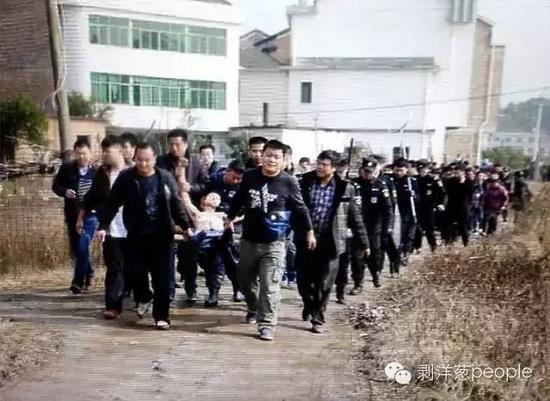 聶露勇被抓獲時(shí)畫(huà)面。