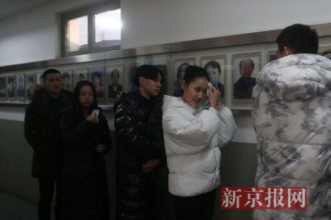表演系考生考前正用紙巾卸妝。