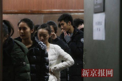 音樂(lè)劇系考生在備考區(qū)域等待考試。新京報(bào)記者 周崗峰 攝