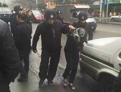 達(dá)州市警方押解剛被抓獲的犯罪嫌疑人褚思練（裹頭巾者）。 本組圖片/新華社