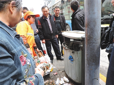 四川達(dá)州市通川區(qū)一垃圾桶，被搶槍支在此被找到。