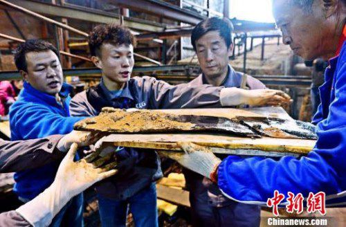 圖為南昌西漢海昏侯墓主槨室考古發(fā)掘現(xiàn)場(chǎng)出土了一組漆器“屏風(fēng)”。　郭晶 攝
