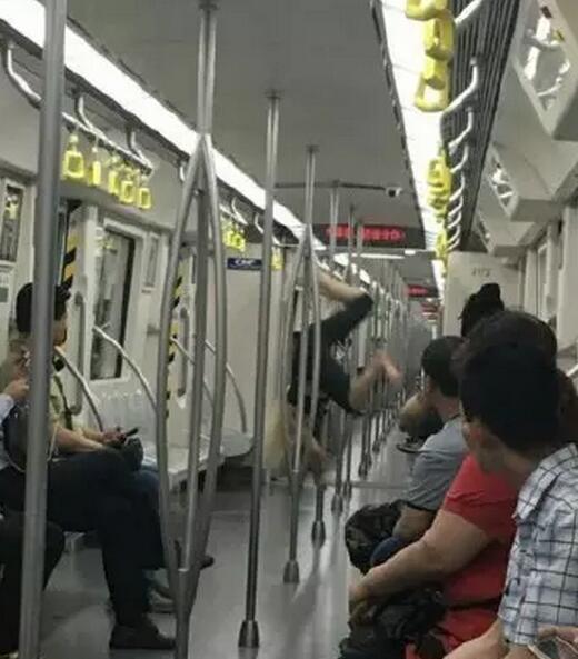 女子在地鐵上跳鋼管舞。