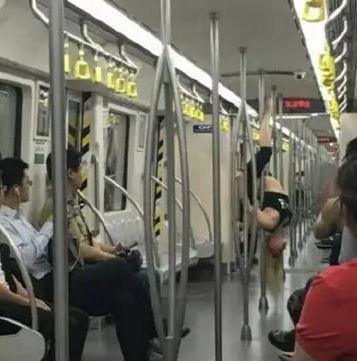 女子在地鐵上跳鋼管舞。